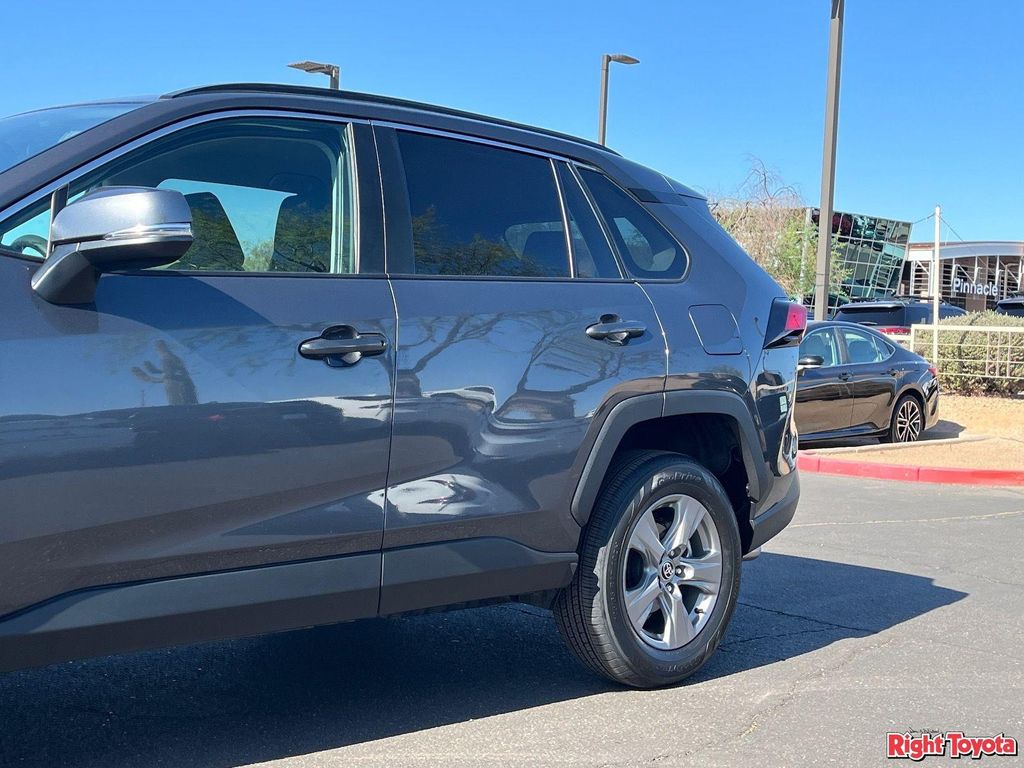 صورة 10 لـ 2025 Toyota RAV4 XLE