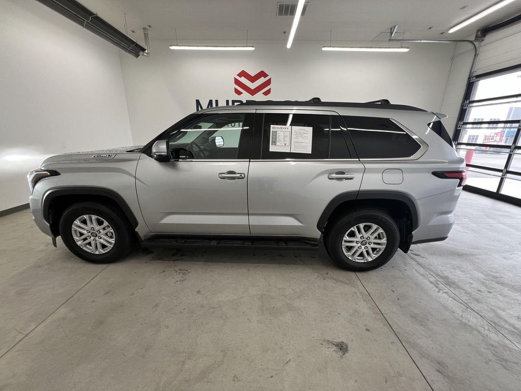 صورة 8 لـ 2023 Toyota SEQUOIA SR5