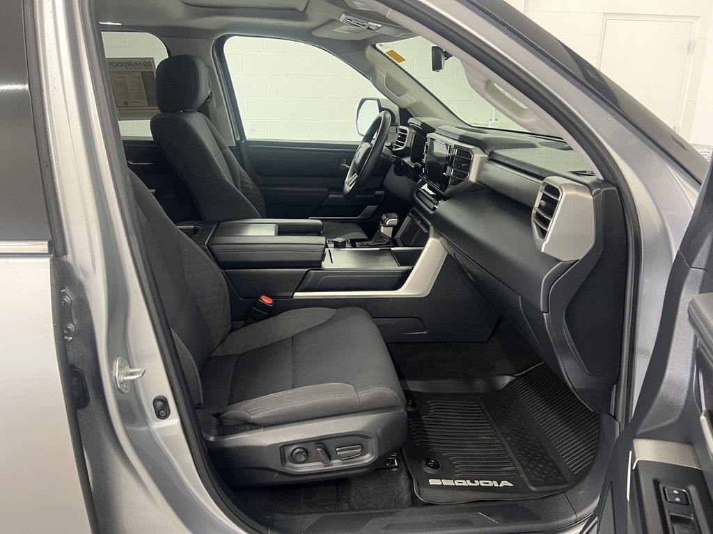 صورة 3 لـ 2023 Toyota SEQUOIA SR5