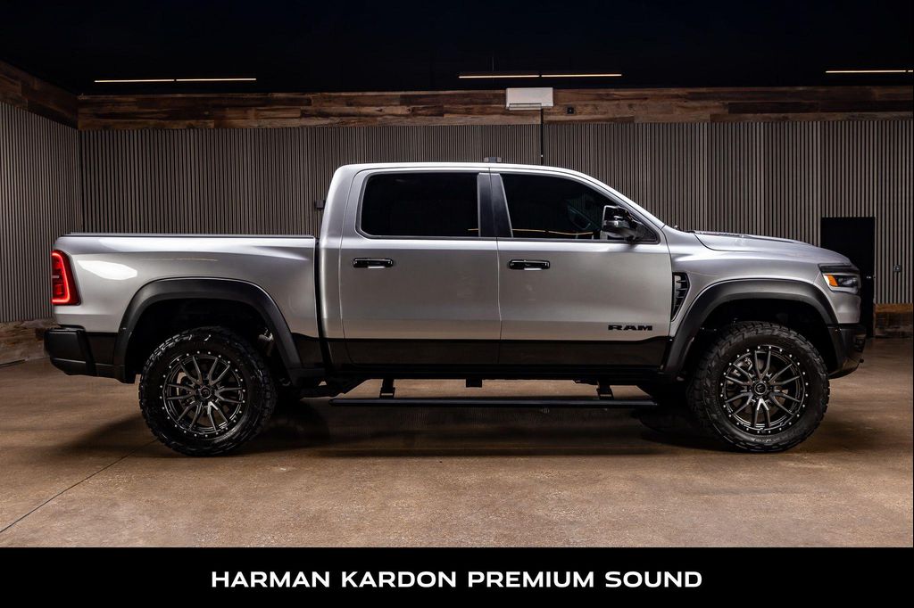 2025 RAM 1500 RHO CREW CAB 4X4 5'7' BOX — фото 10