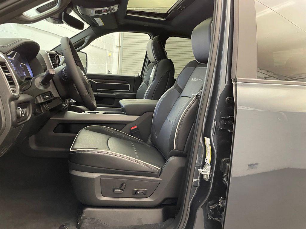 صورة مصغرة 20 لـ 2026 RAM 3500 LARAMIE MEGA CAB 4X4 6'4' BOX