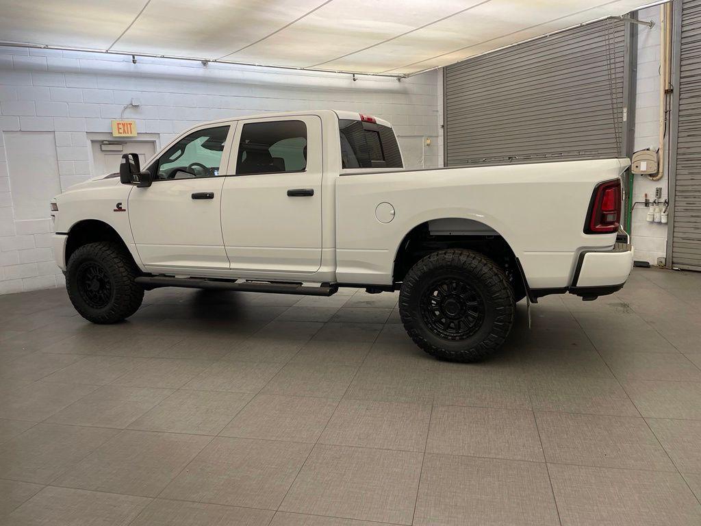 صورة 5 لـ 2026 RAM 2500 BLACK EXPRESS CREW CAB 4X4 6'4' BOX