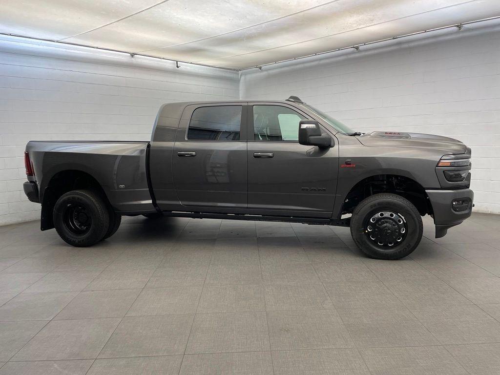 صورة 2 لـ 2026 RAM 3500 LARAMIE MEGA CAB 4X4 6'4' BOX