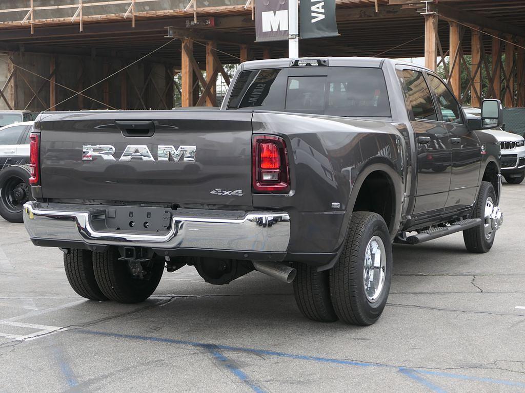 صورة 2 لـ 2026 RAM 3500 TRADESMAN CREW CAB 4X4 8' BOX
