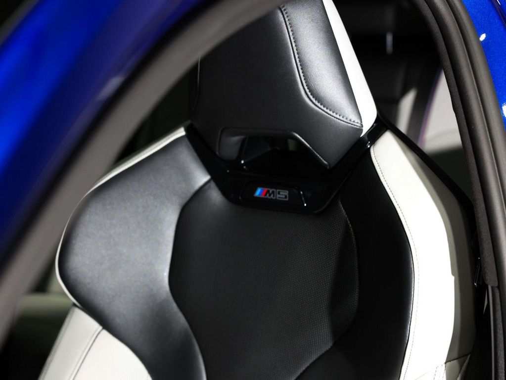صورة مصغرة 33 لـ 2025 BMW M5 BASE