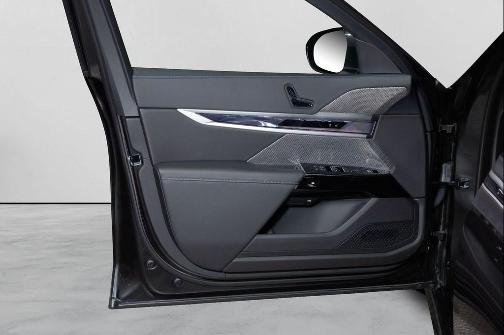 2025 BMW I7 XDRIVE60 thumbnail 44