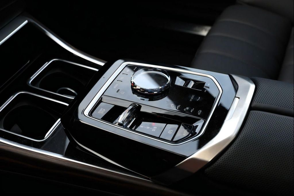 2025 BMW I7 XDRIVE60 thumbnail 11