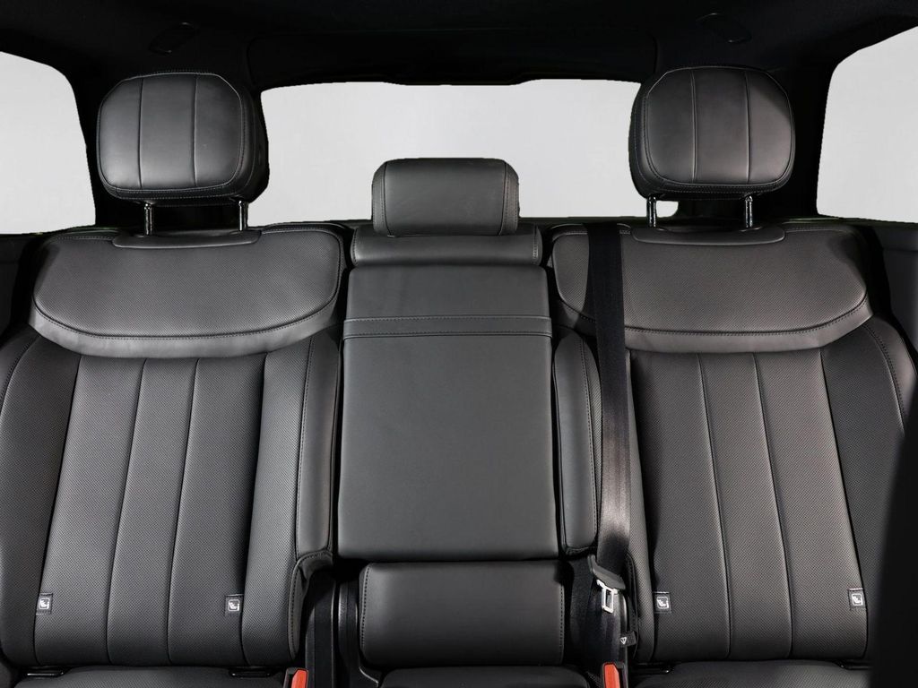 صورة 7 لـ 2025 LAND Rover RANGE ROVER P400 SE