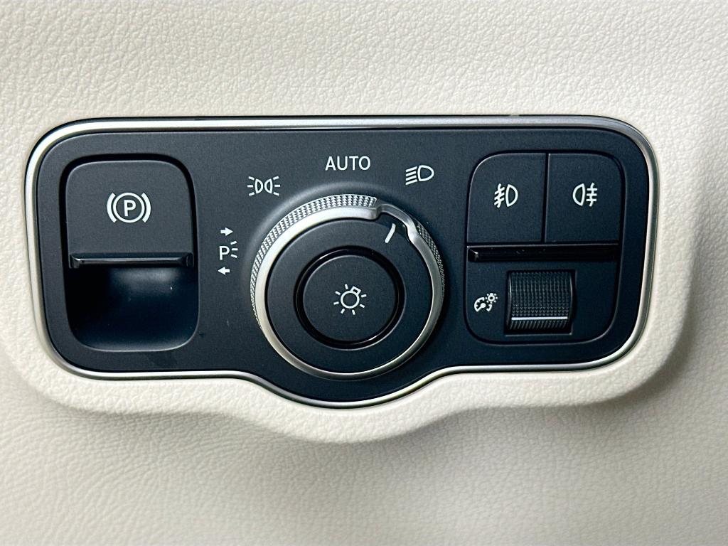 MERCEDES-BENZ GLA - 10