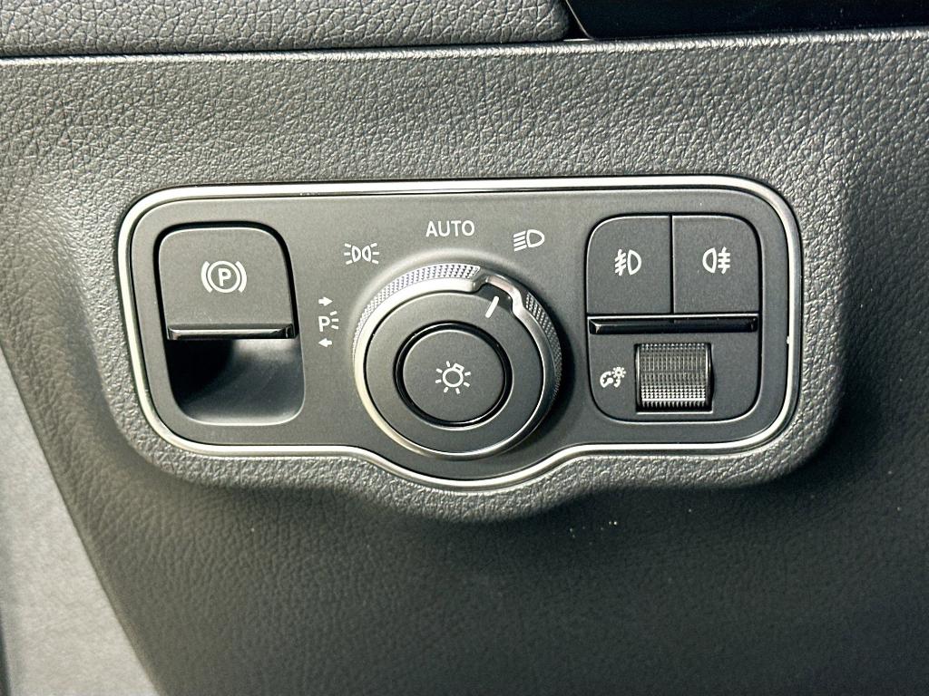 MERCEDES-BENZ GLA - 10