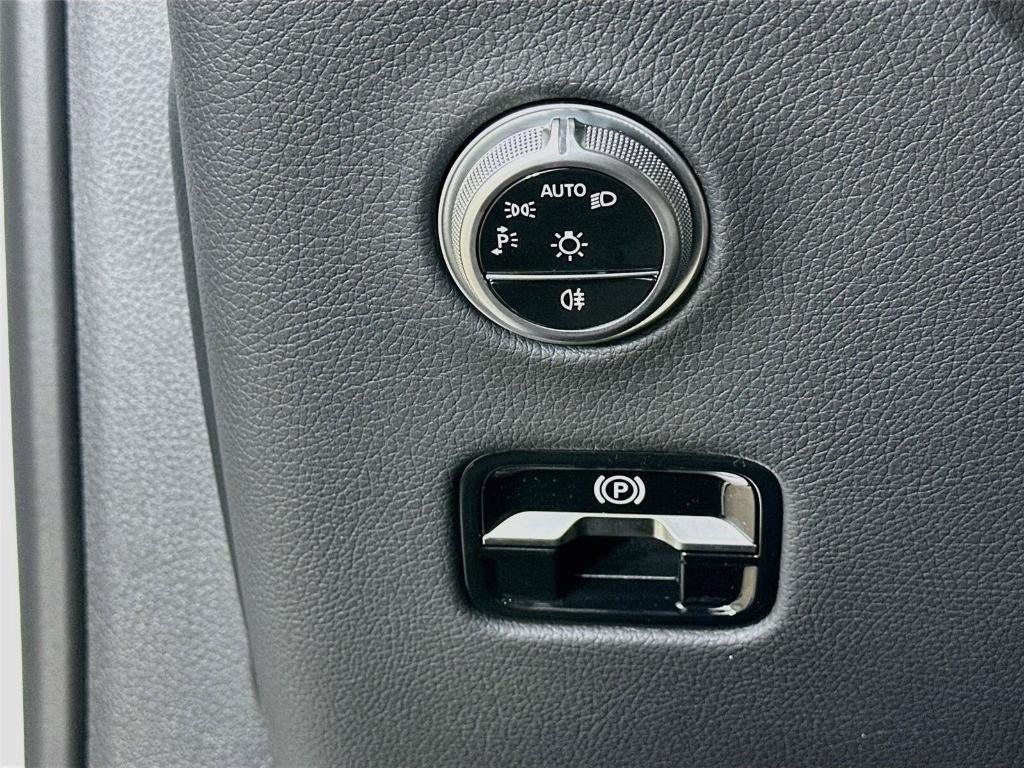 2026 Mercedes-BENZ GLC — миниатюра 10