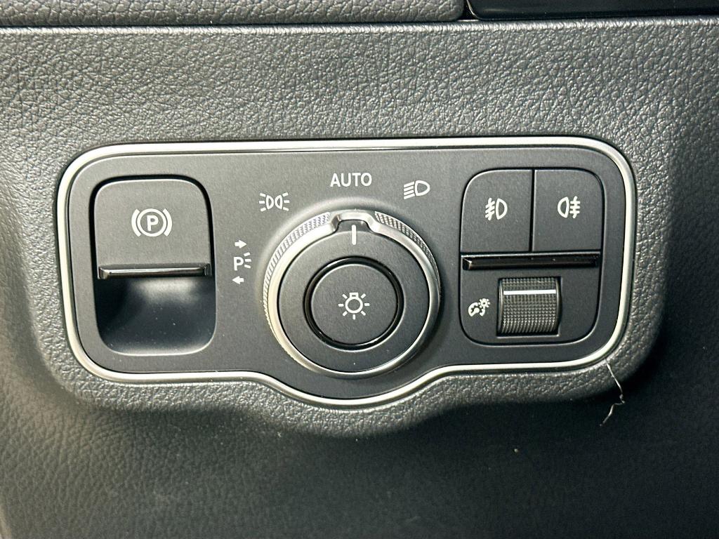 MERCEDES-BENZ GLA - 10