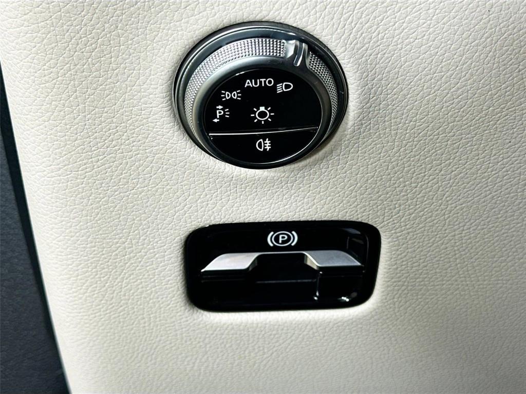 2026 Mercedes-BENZ GLC photo 9