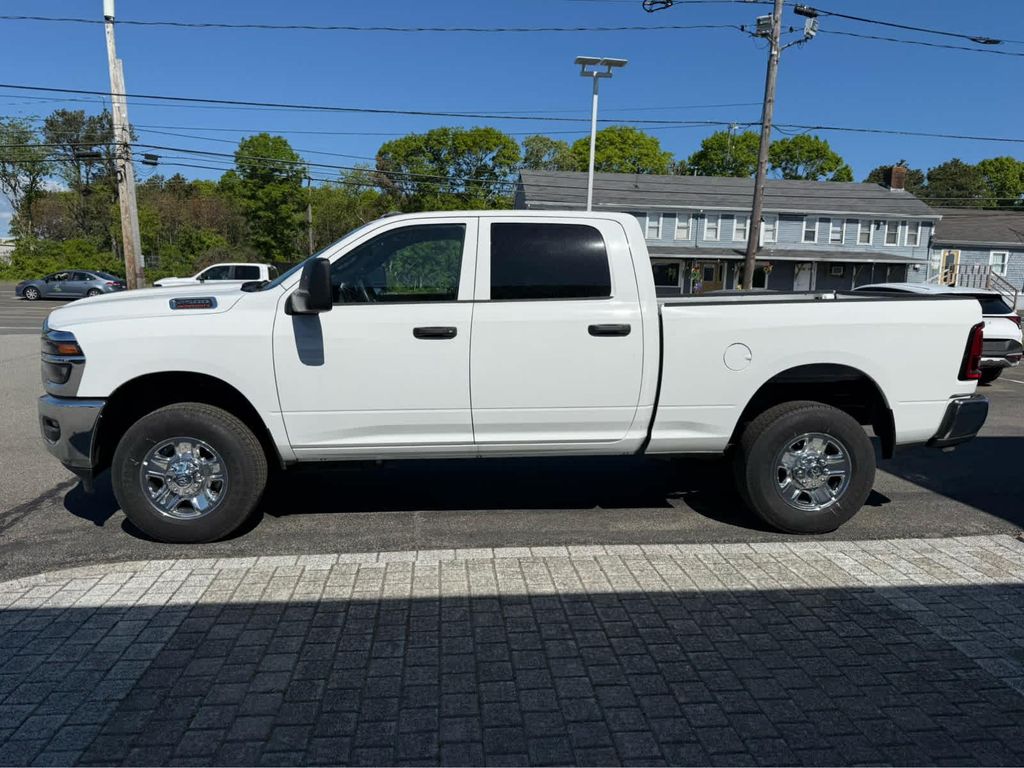صورة 4 لـ 2026 RAM 2500 TRADESMAN 4X4 CREW CAB 64 BOX