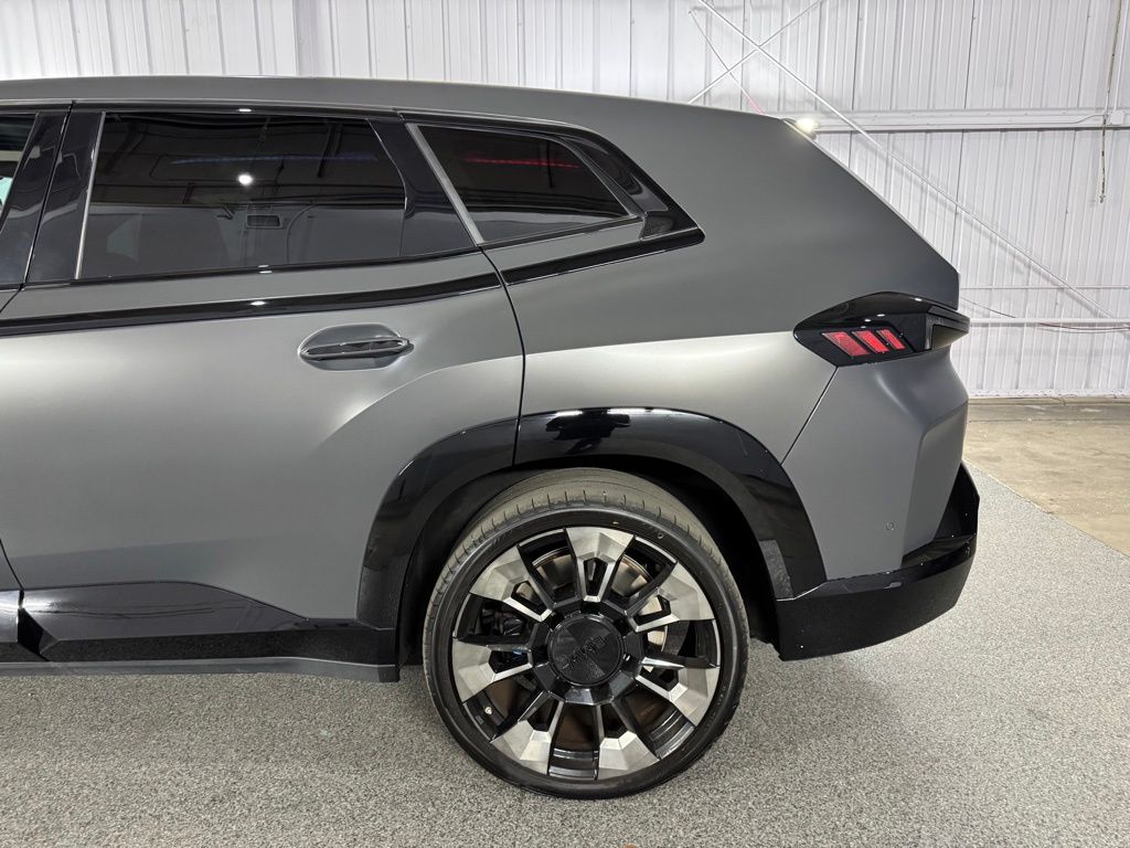 2023 BMW XM — миниатюра 13