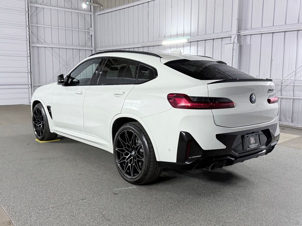 صورة 10 لـ 2024 BMW X4 M BASE