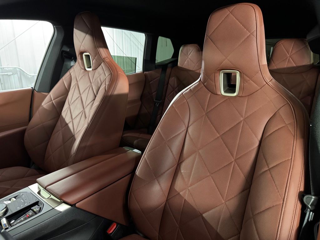 صورة 42 لـ 2026 BMW IX XDRIVE45