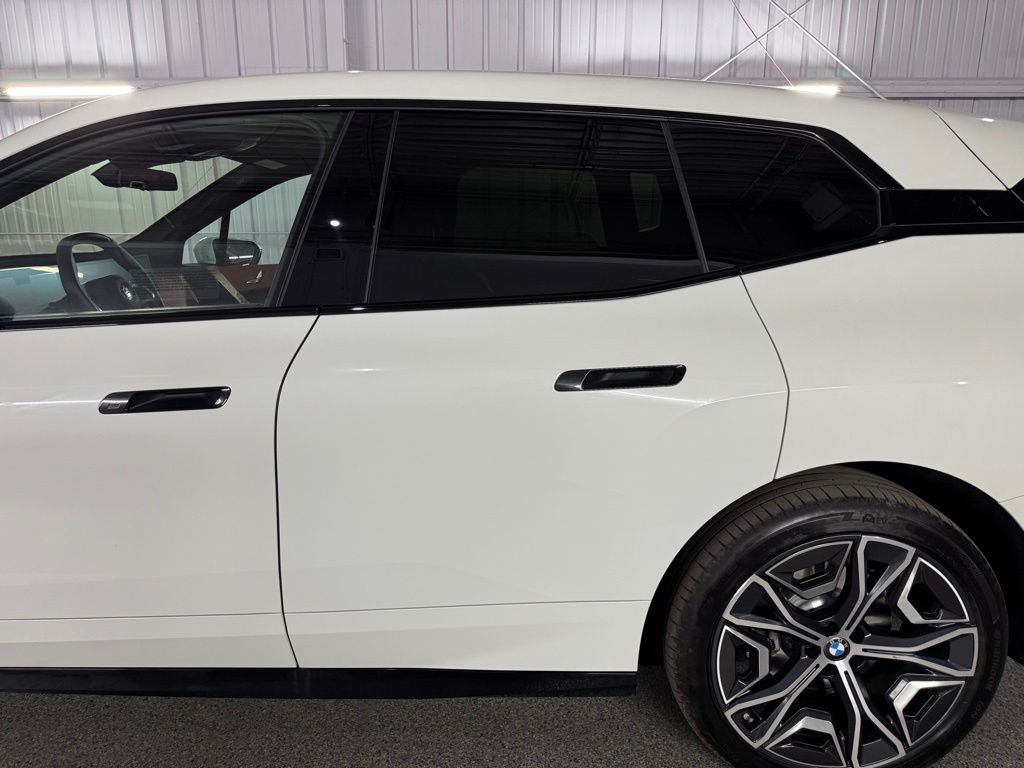 صورة 16 لـ 2026 BMW IX XDRIVE45