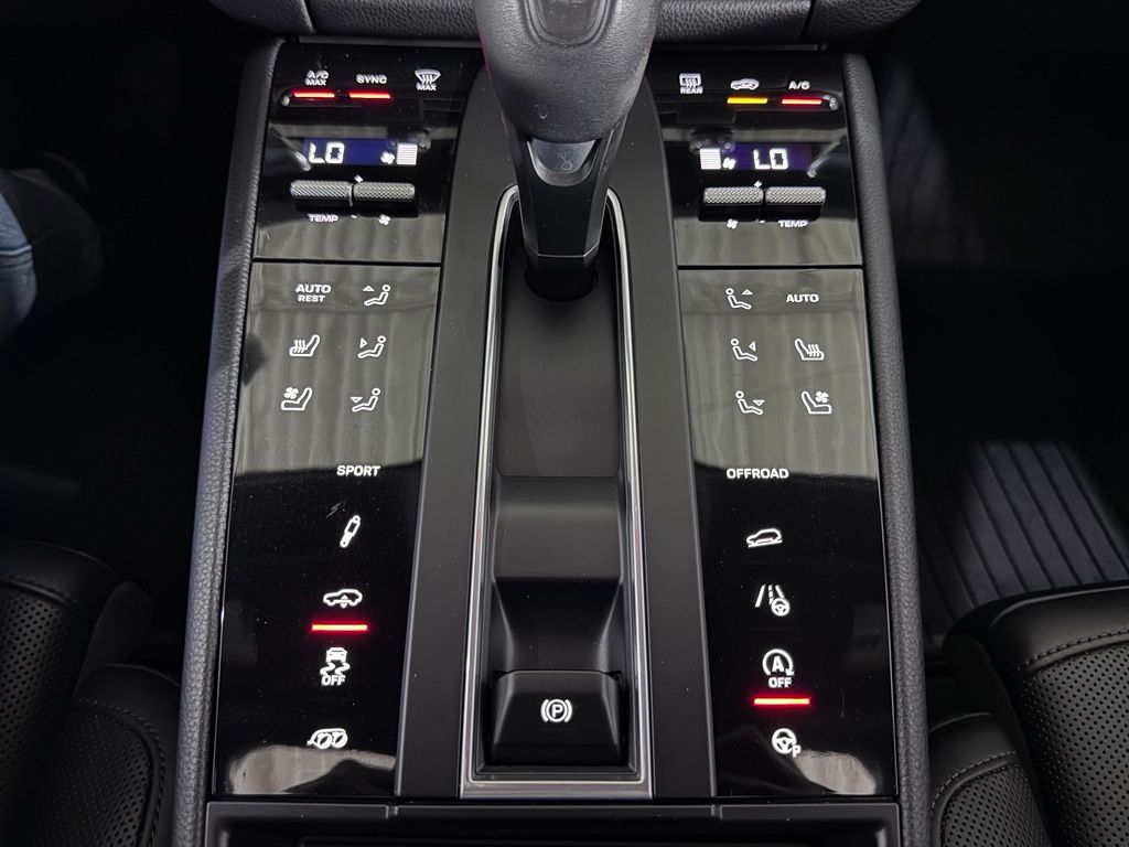 2022 Porsche MACAN GTS thumbnail 38