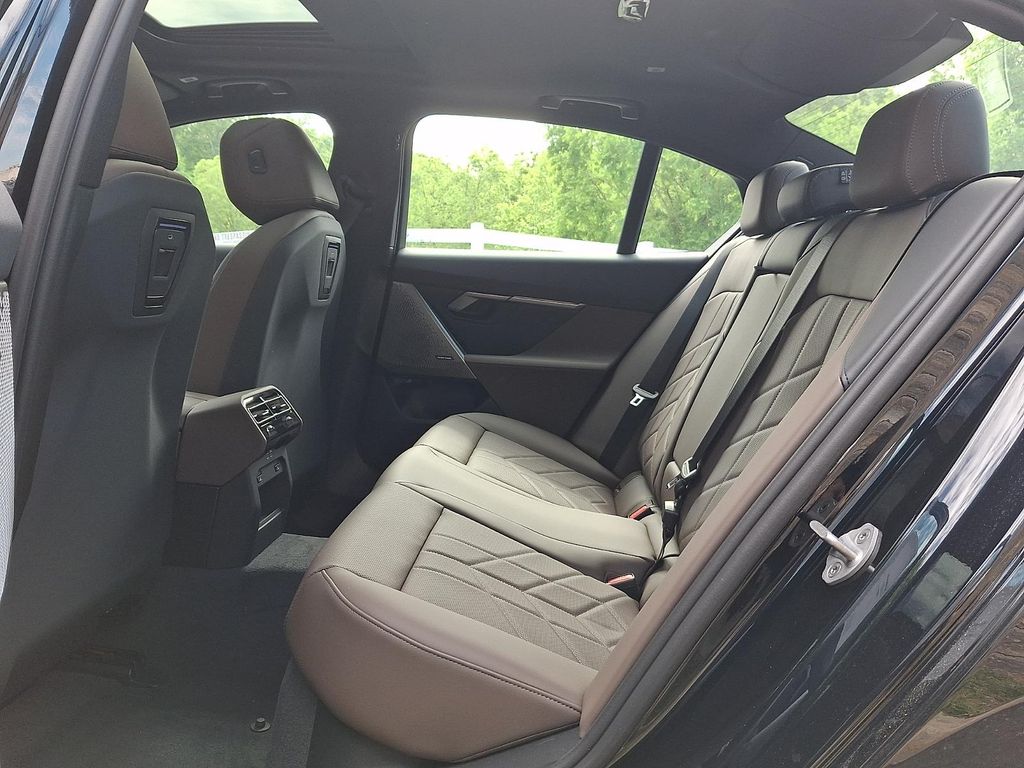 2027 BMW 530 I XDRIVE 照片 9
