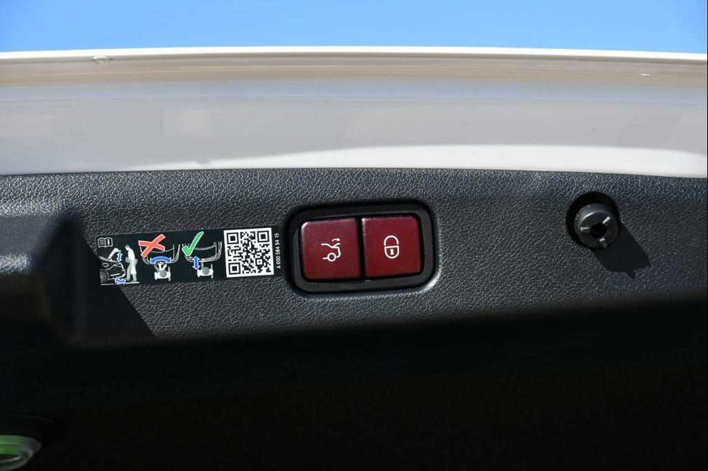 MERCEDES-BENZ E-CLASS - 8