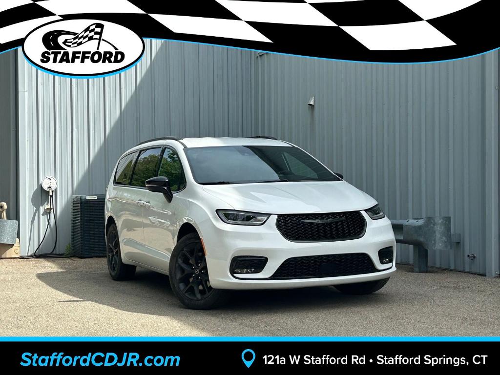 New 2026 Chrysler Pacifica Select AWD