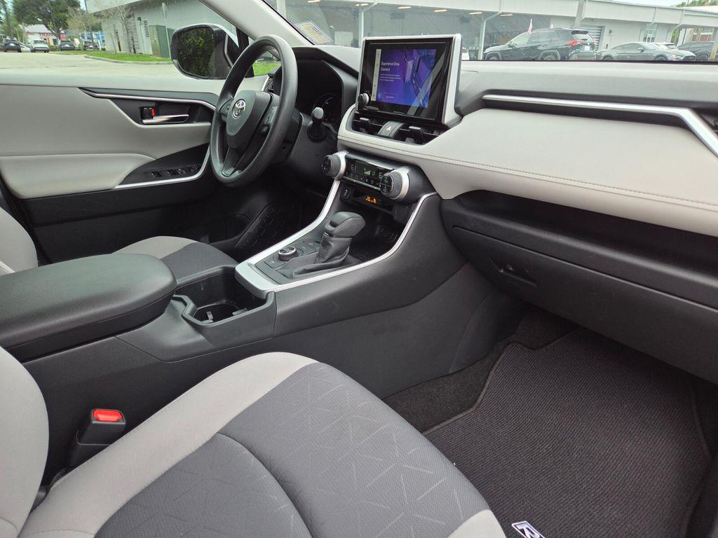2025 Toyota RAV4 HYBRID XLE — фото 13