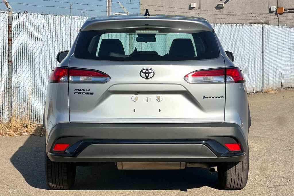 صورة 4 لـ 2025 Toyota COROLLA CROSS HYBRID S