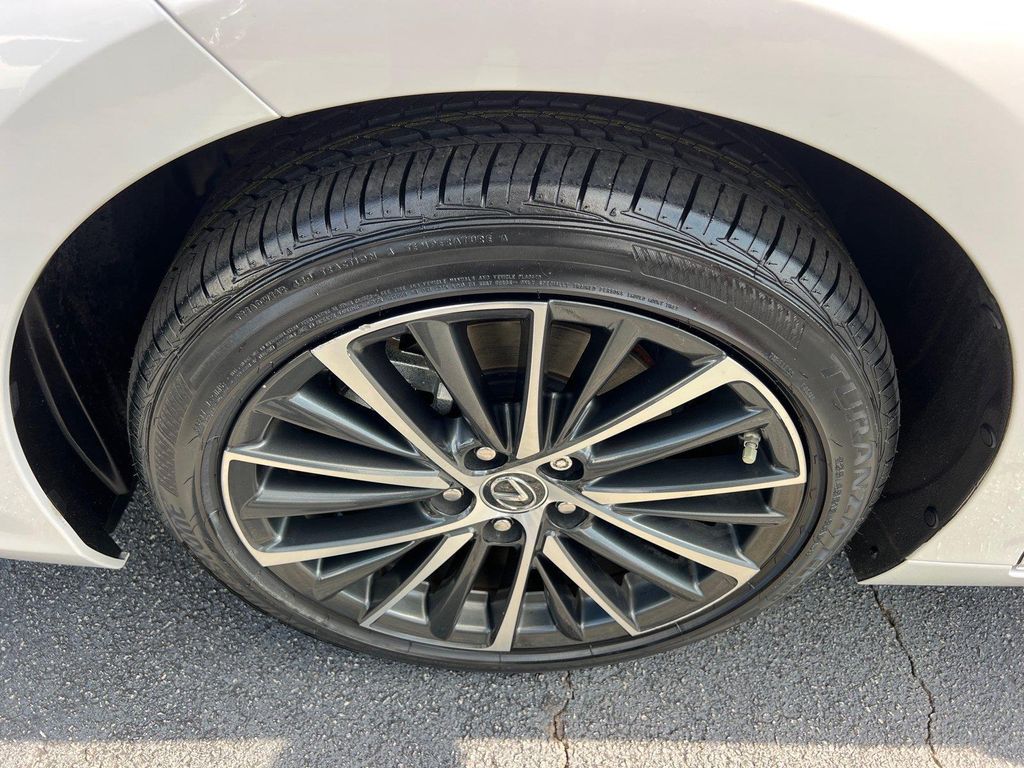 صورة مصغرة 11 لـ 2025 Lexus ES 300H PREMIUM