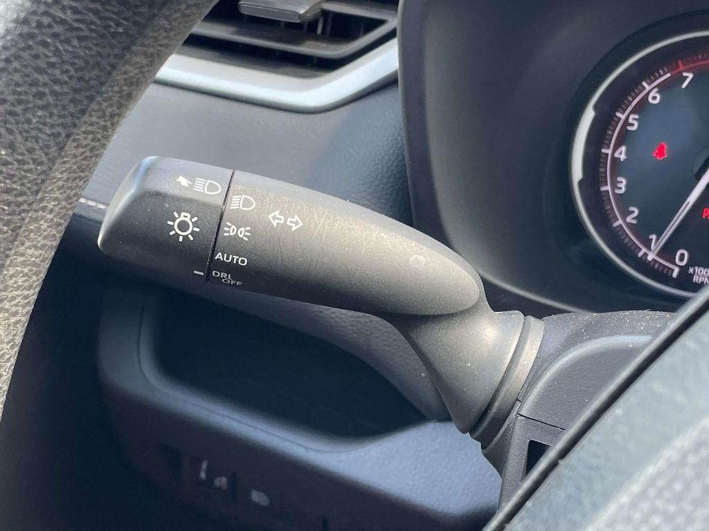 2025 Toyota RAV4 XLE — миниатюра 11