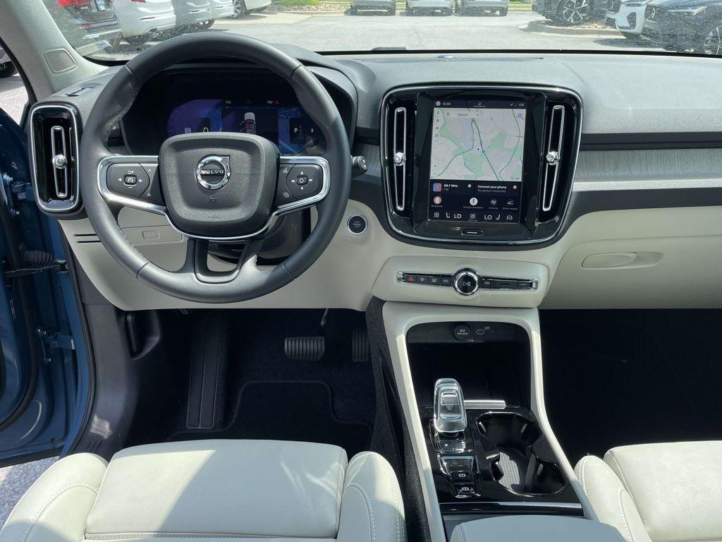 2025 Volvo XC40 B5 ULTRA DARK THEME — фото 4