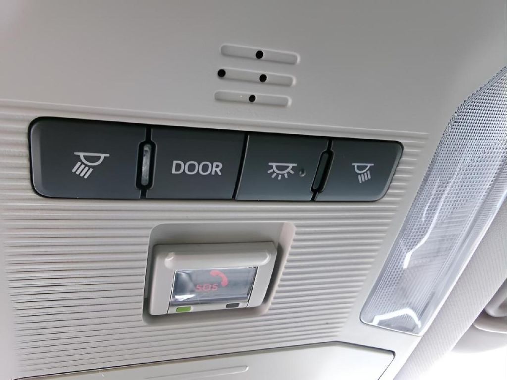 2025 Toyota RAV4 XLE — миниатюра 14