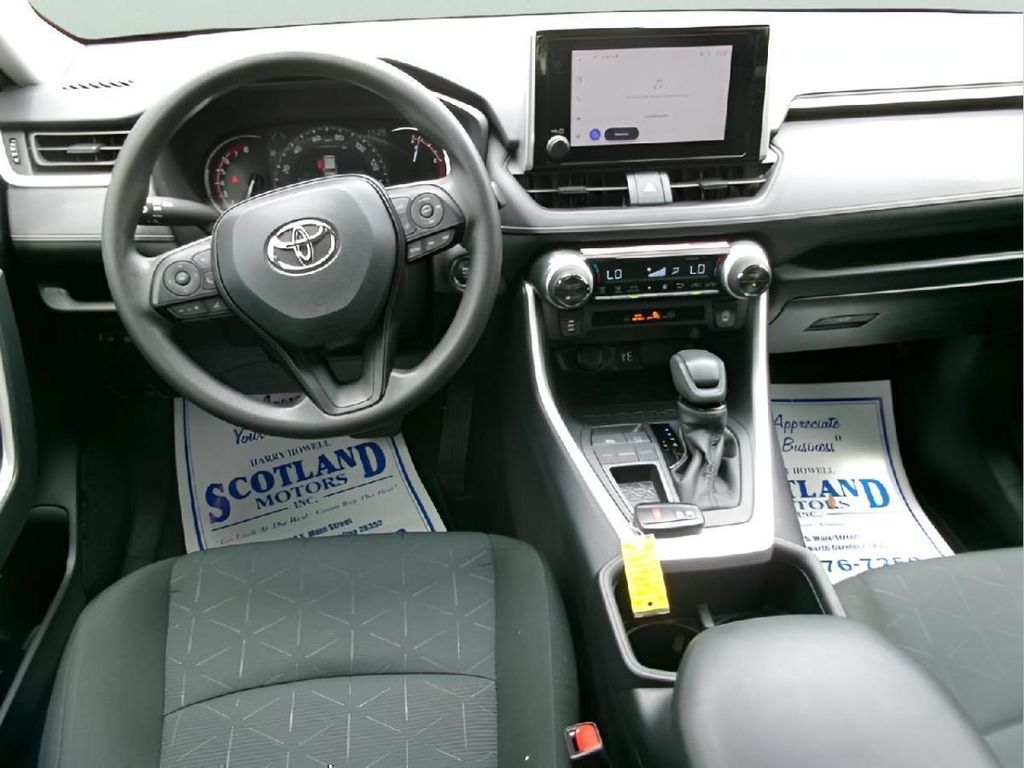 2025 Toyota RAV4 XLE — миниатюра 11