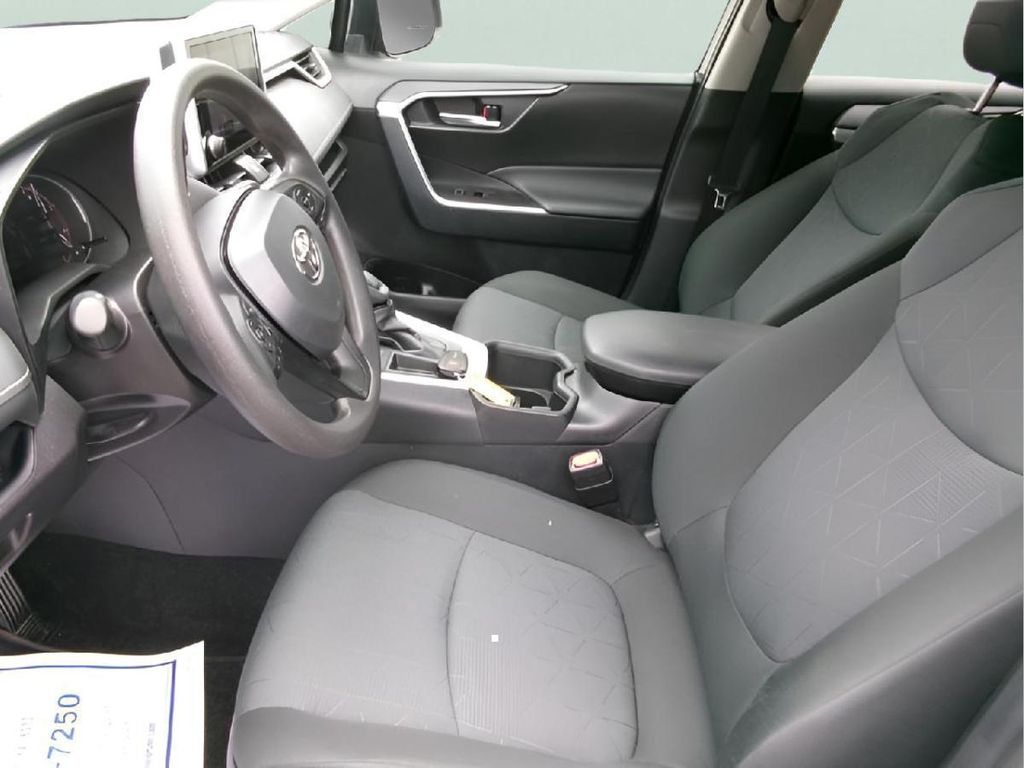 2025 Toyota RAV4 XLE — миниатюра 13