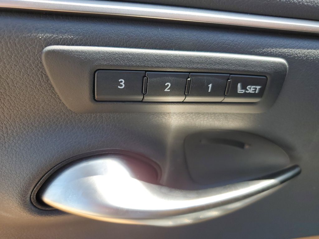 صورة مصغرة 21 لـ 2024 Lexus ES 250 BASE