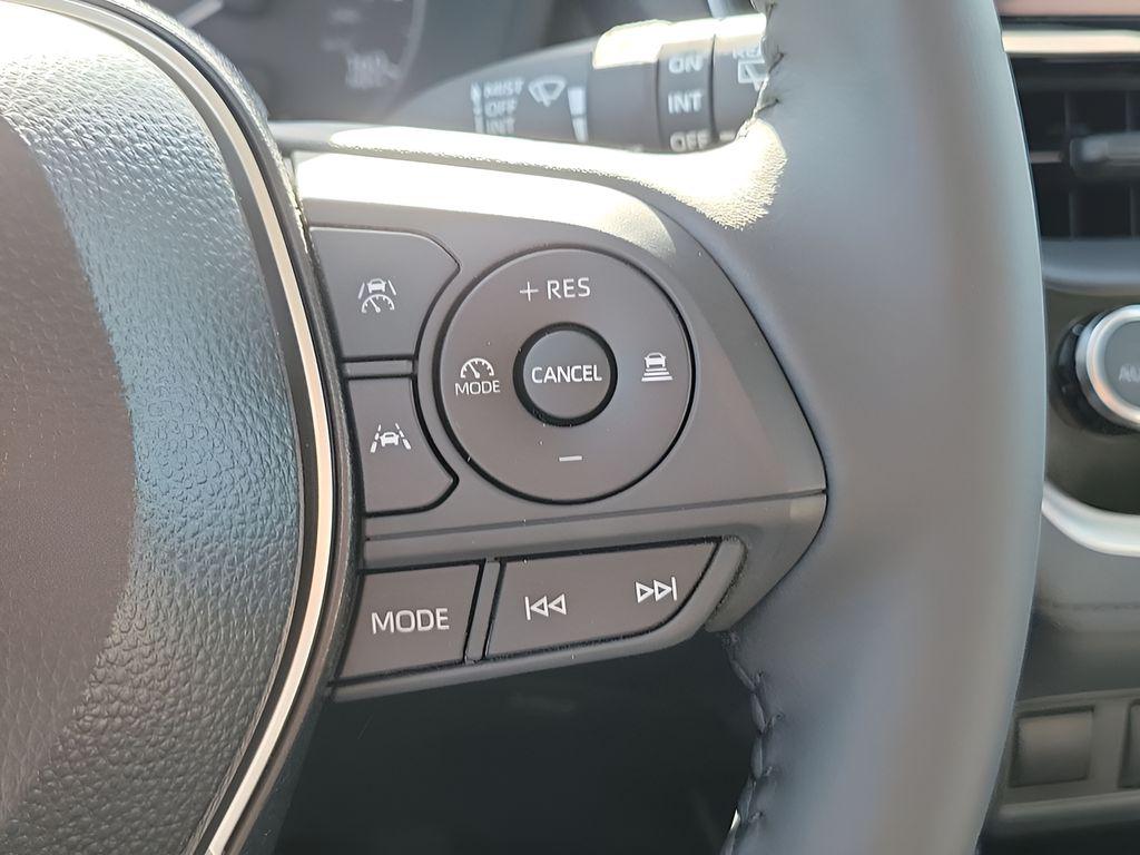 2025 Toyota COROLLA CROSS LE thumbnail 28