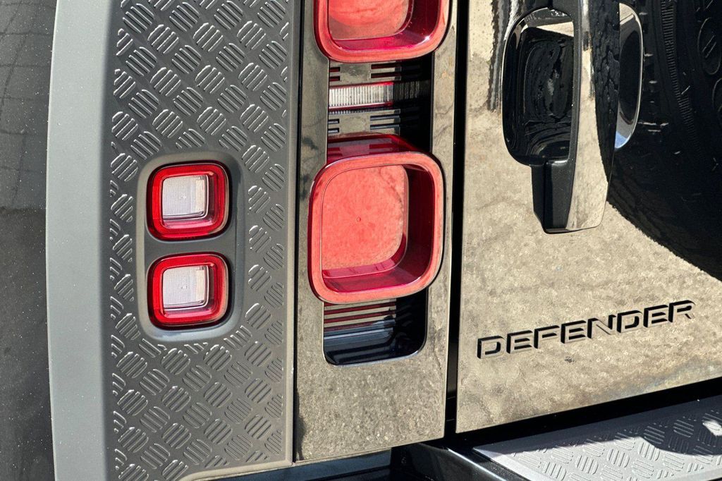 صورة 33 لـ 2025 LAND Rover DEFENDER 110 P500 X-DYNAMIC SE