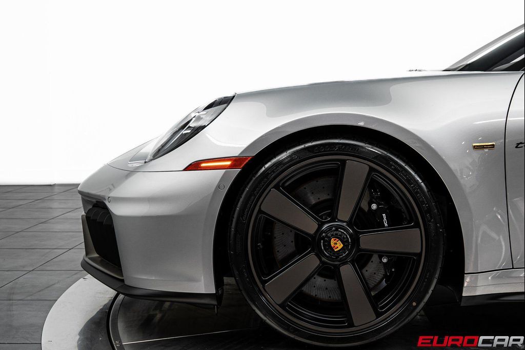 صورة مصغرة 17 لـ 2026 Porsche 911 CARRERA 4 GTS