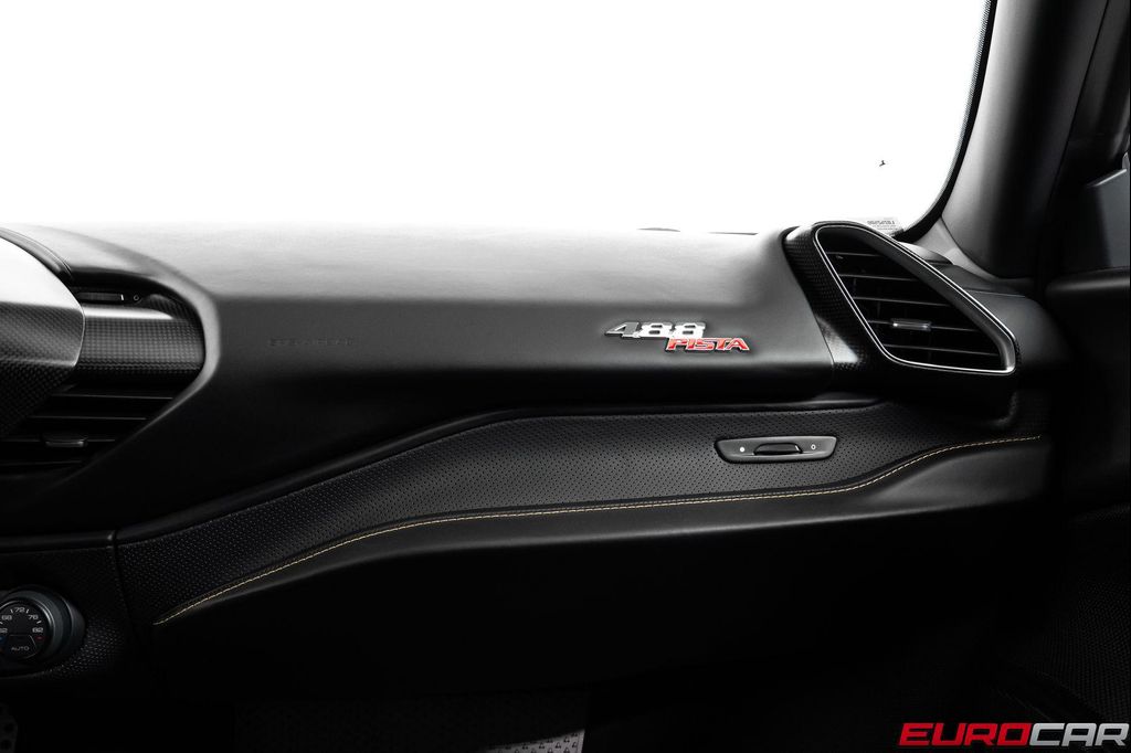 صورة 46 لـ 2020 Ferrari 488 PISTA BASE