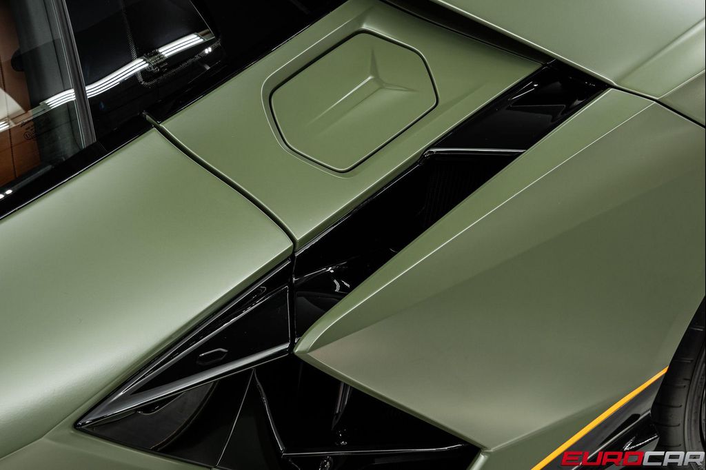2025 Lamborghini REVUELTO BASE — миниатюра 17