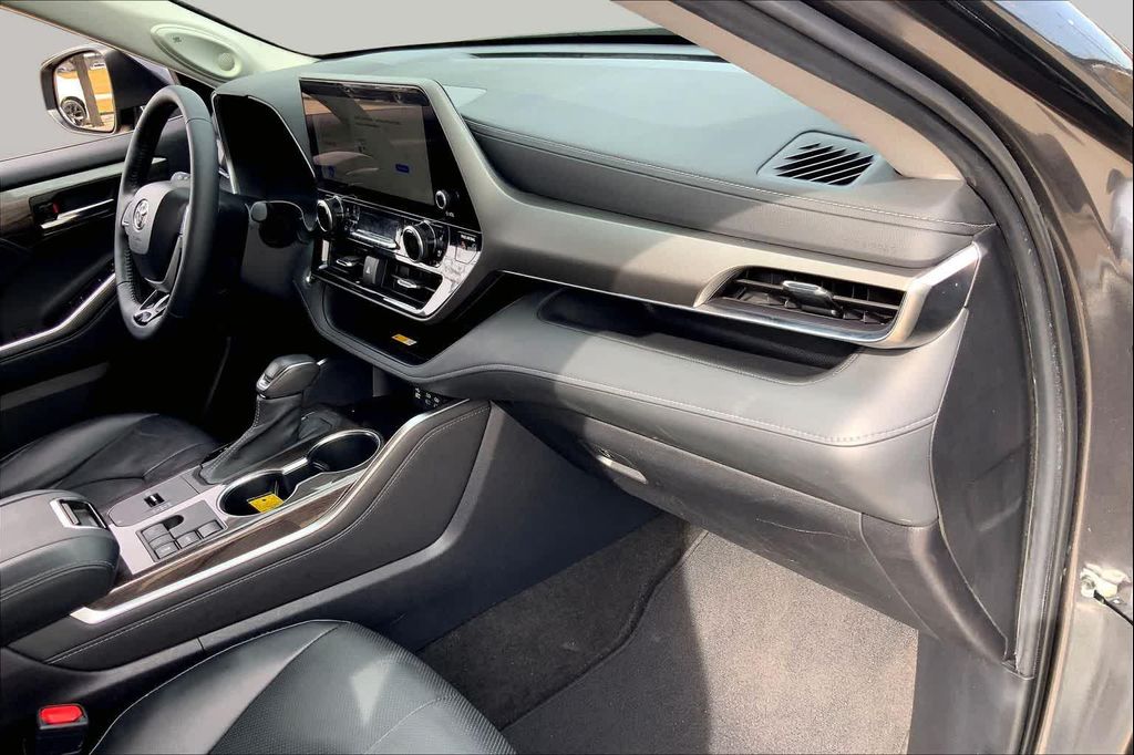 صورة مصغرة 31 لـ 2023 Toyota HIGHLANDER LIMITED