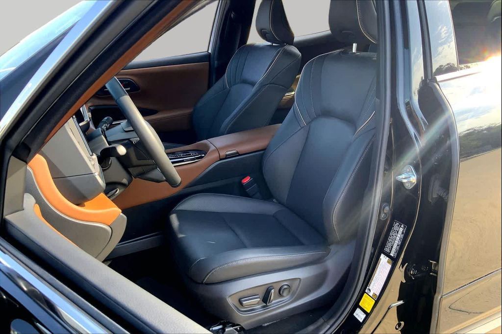 صورة 8 لـ 2025 Toyota CROWN LIMITED