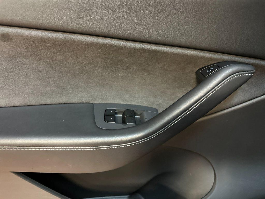 TESLA MODEL Y LONG RANGE DUAL MOTOR ALL-WHEEL DRIVE - 10