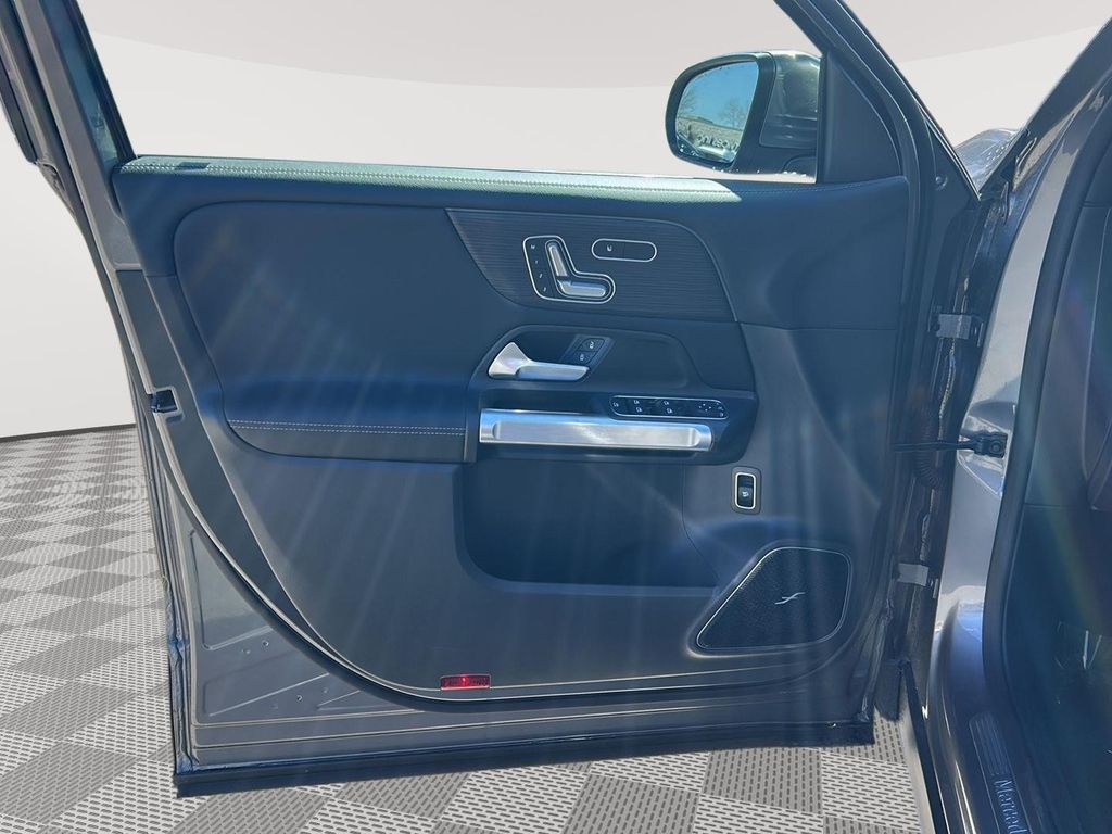 2026 Mercedes-BENZ GLB — миниатюра 12
