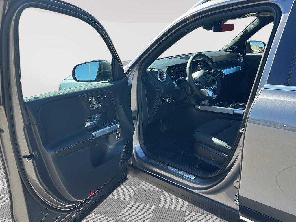 2026 Mercedes-BENZ GLB — миниатюра 11
