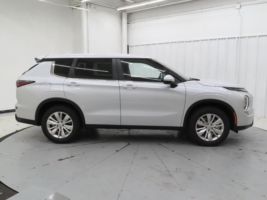 New 2026 Mitsubishi Outlander ES