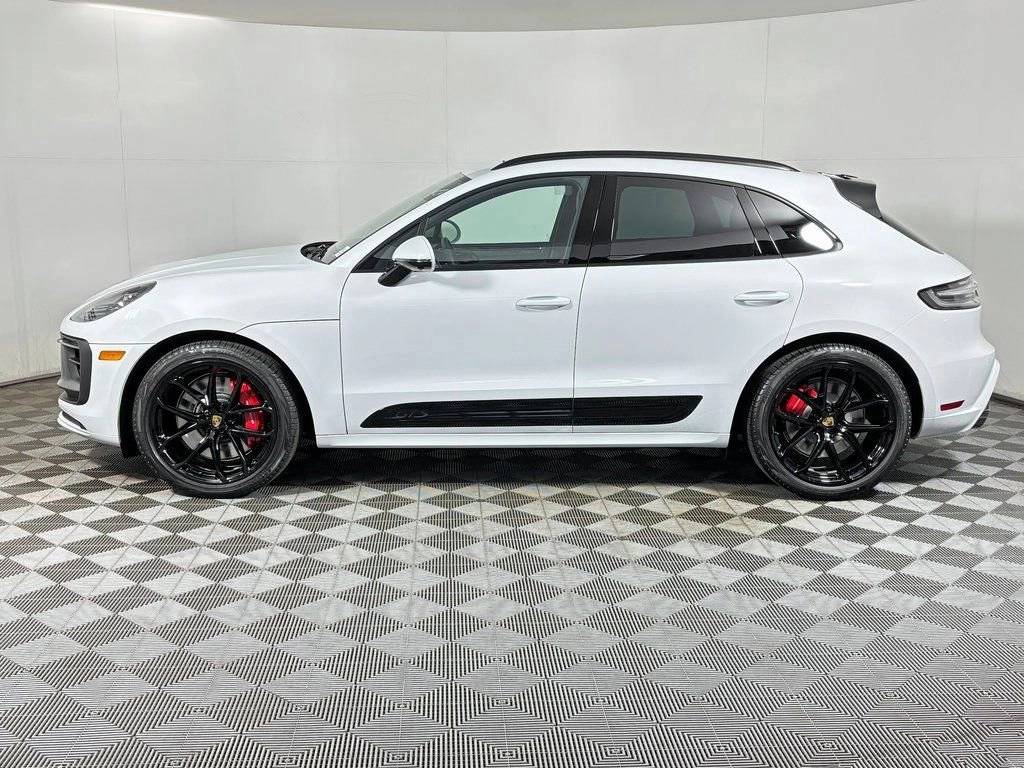 2026 Porsche MACAN photo 2