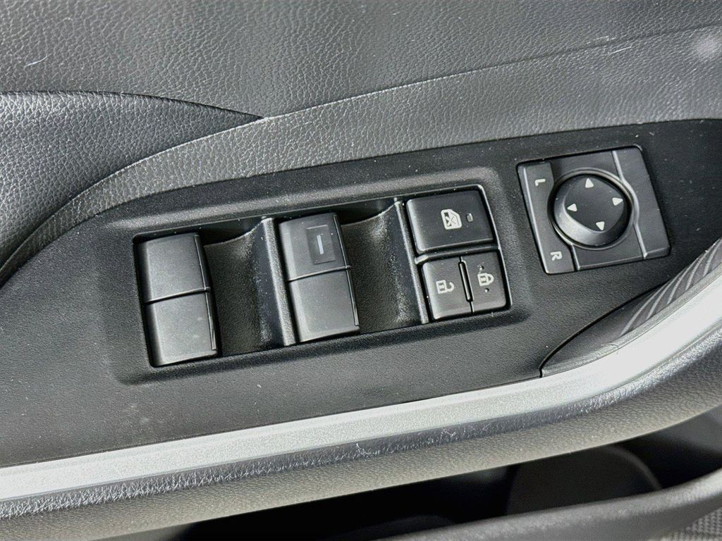 2025 Toyota RAV4 LE — миниатюра 16