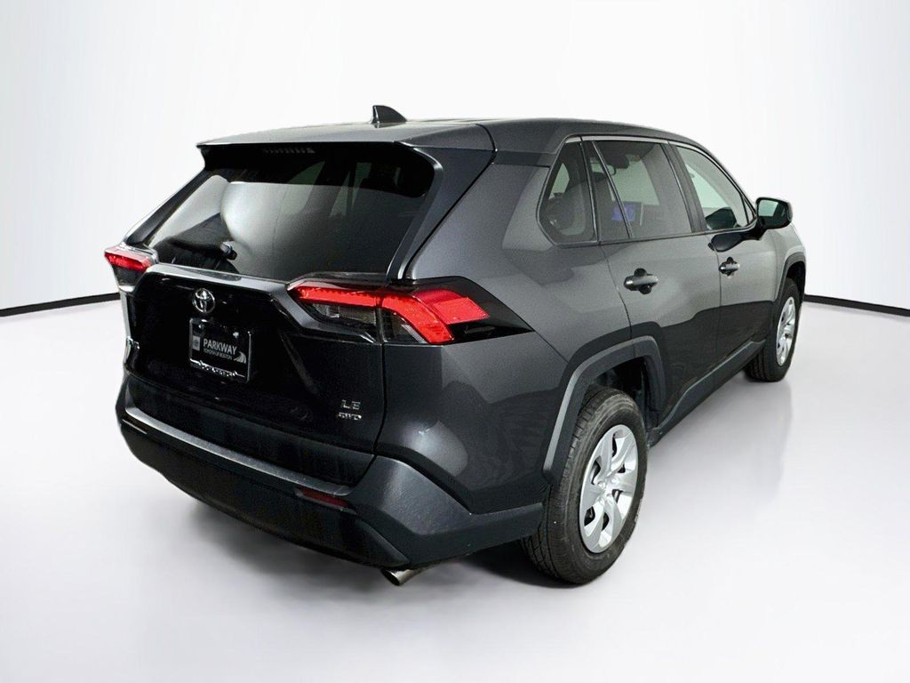 2025 Toyota RAV4 LE — фото 7