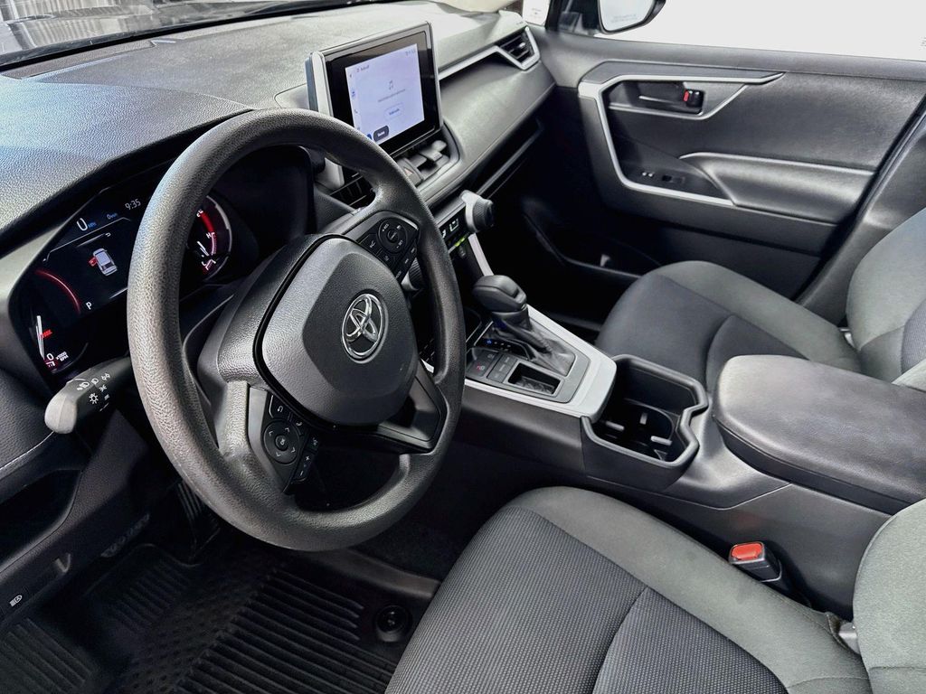 صورة 5 لـ 2025 Toyota RAV4 LE
